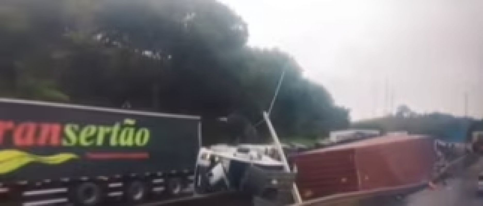 Acidente entre carretas interdita BR-381 e causa congestionamento sentido BH