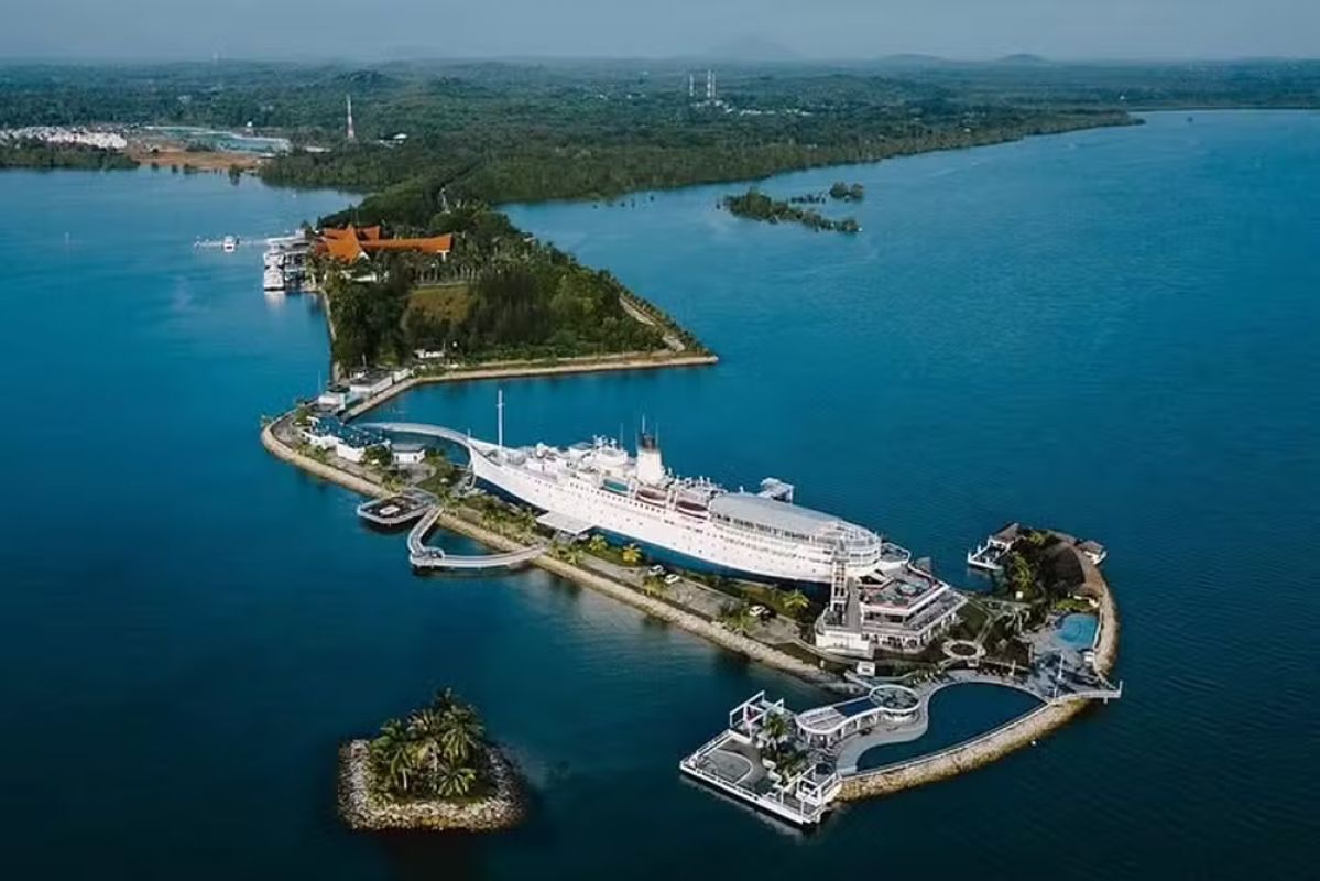 Como é o hotel de US$ 18 milhões construído em navio de passageiros mais antigo do mundo