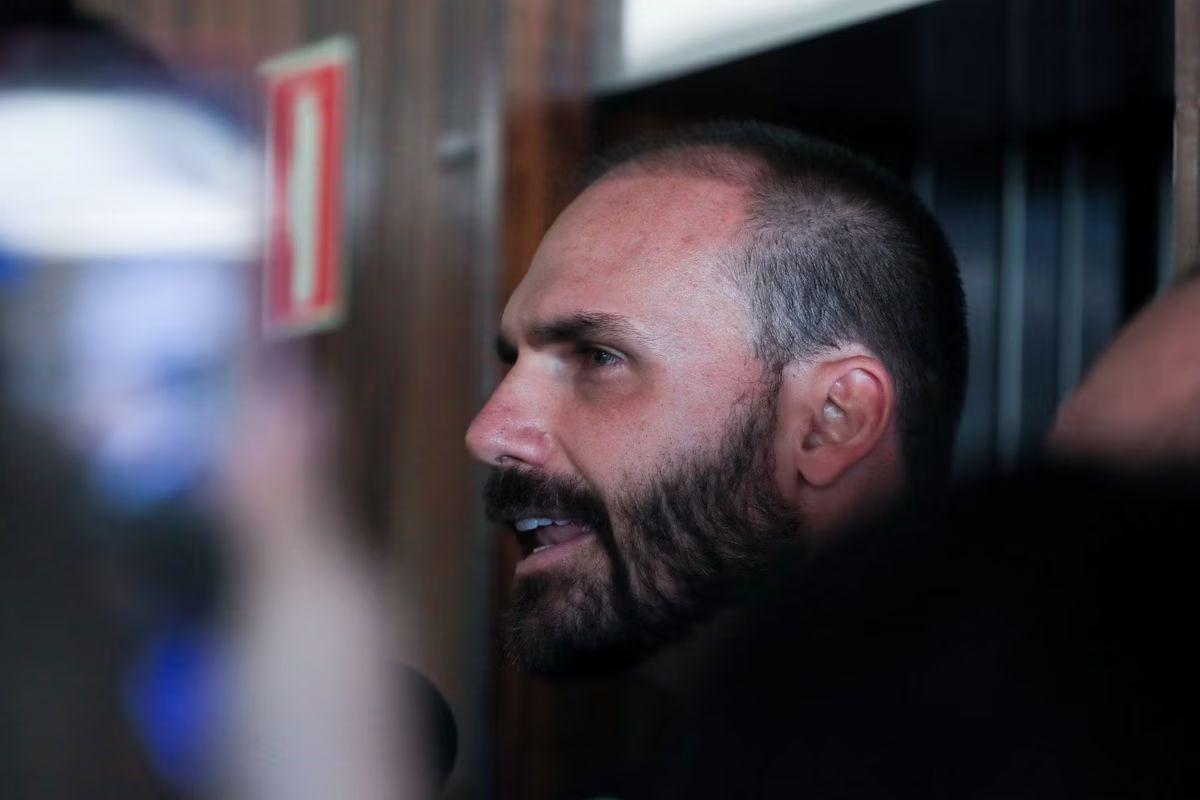  PF determina retorno imediato de Eduardo Bolsonaro ao cargo de escrivão após cassação