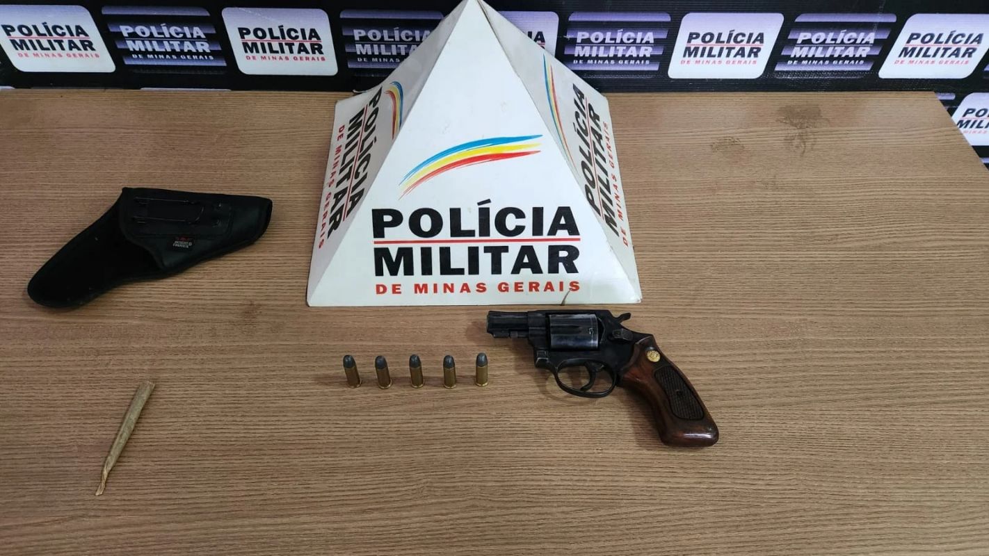 Dupla é presa com arma e drogas durante patrulha em Caratinga