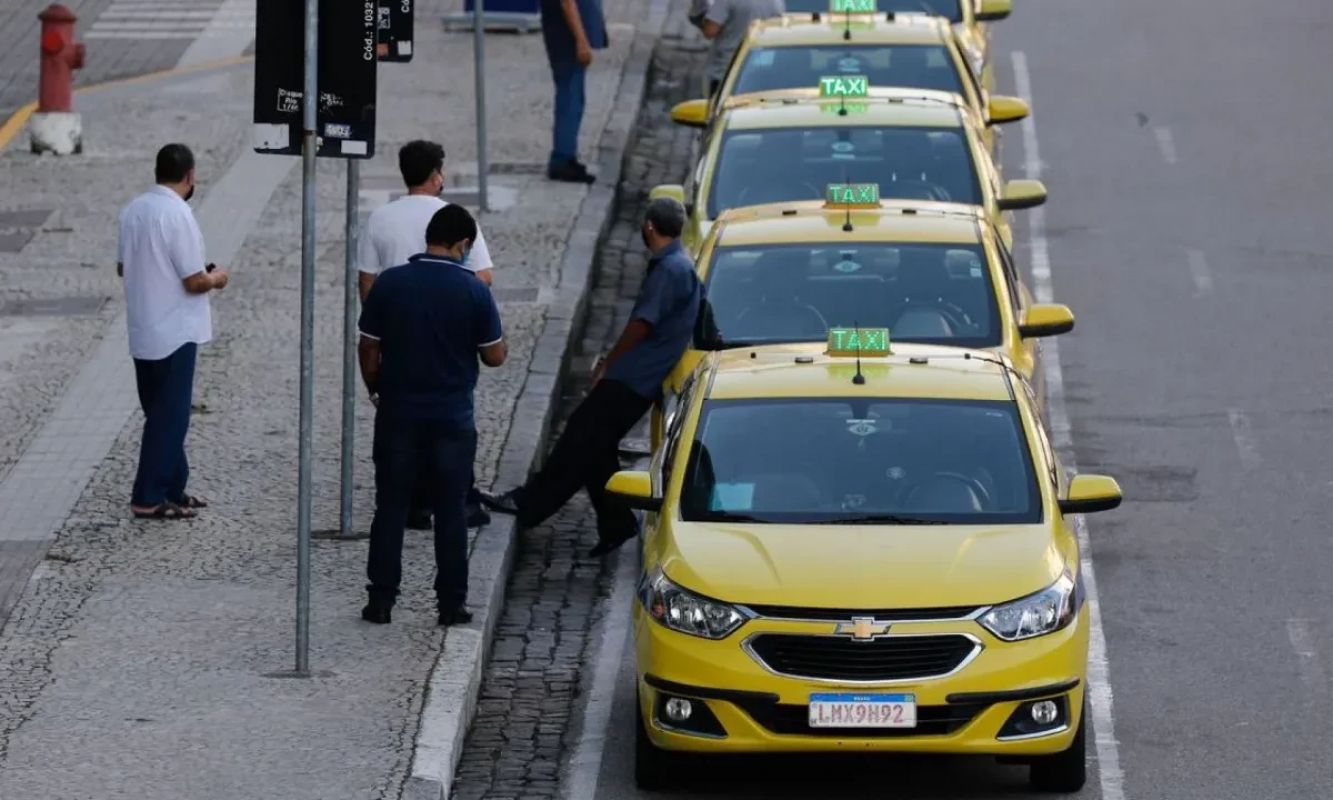 Veículos utilizados por taxistas terão 5 anos de isenção em taxas de taxímetro