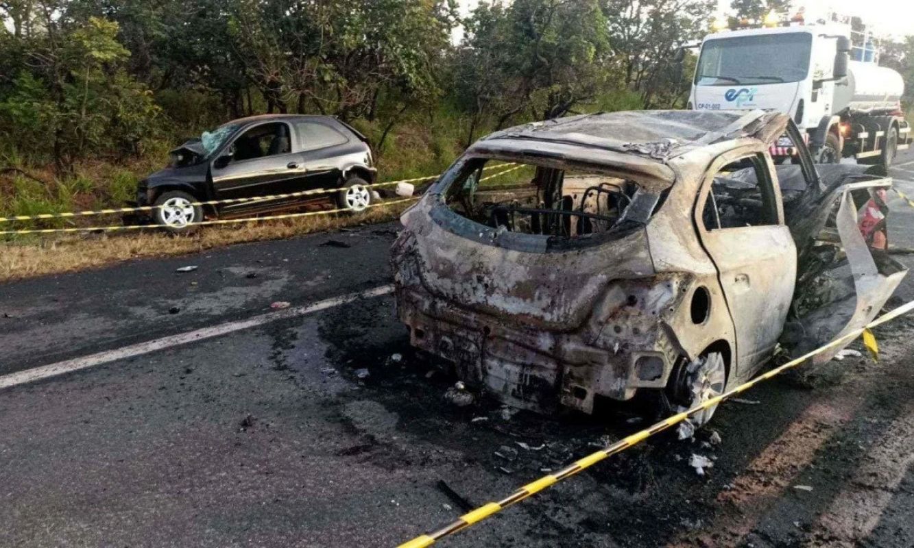 Mulher morre carbonizada e duas ficam feridas em batida frontal na BR-365
