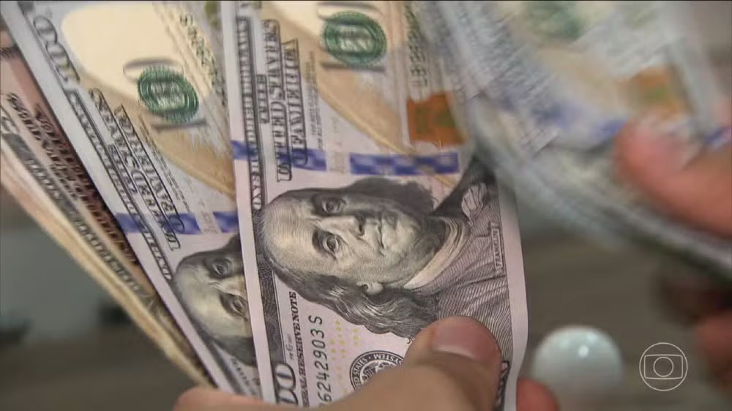 Dólar recua e Ibovespa avança em dia de foco na agenda política e fiscal