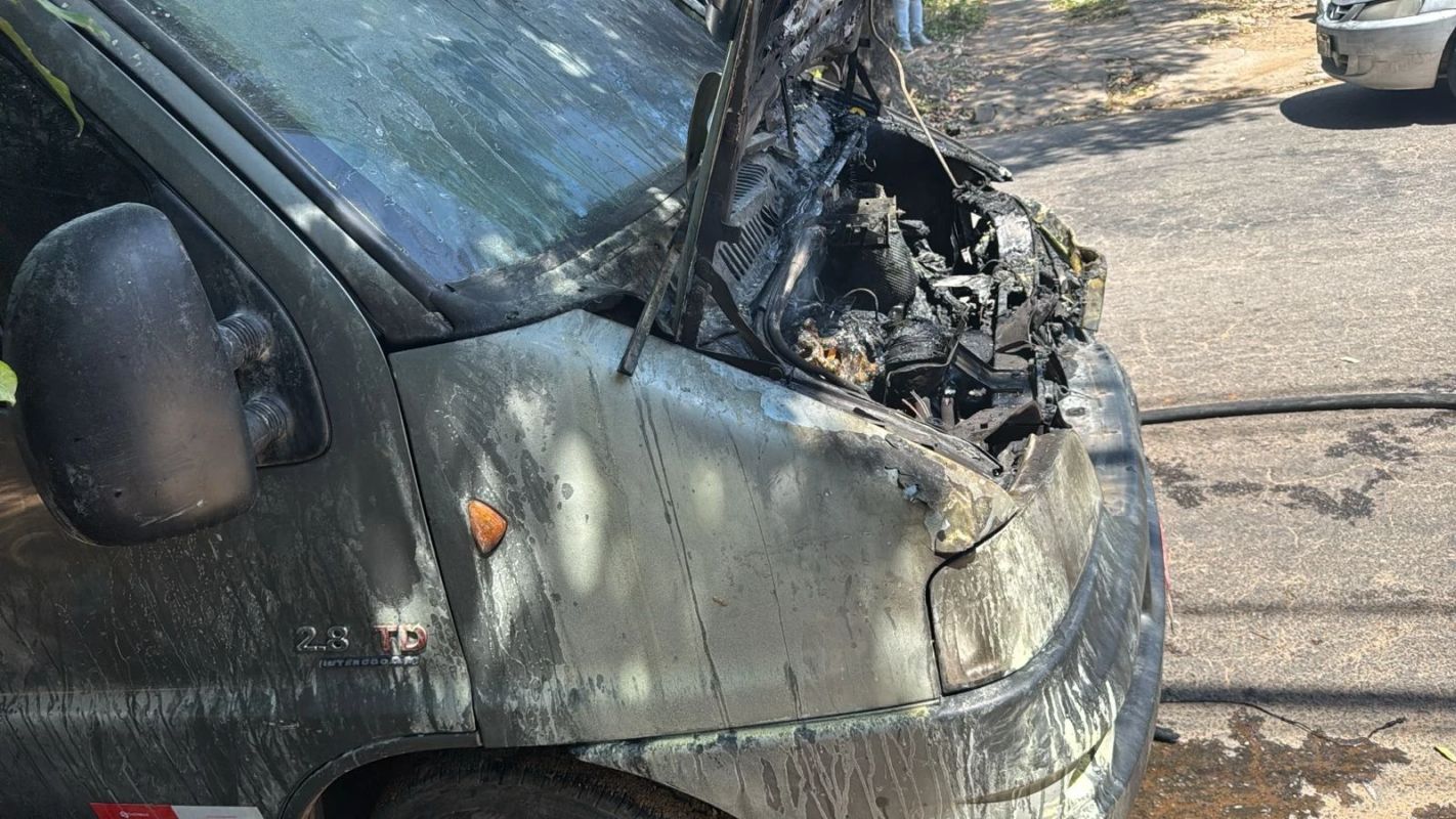 Van escolar pega fogo em avenida de Ipatinga e mobiliza bombeiros