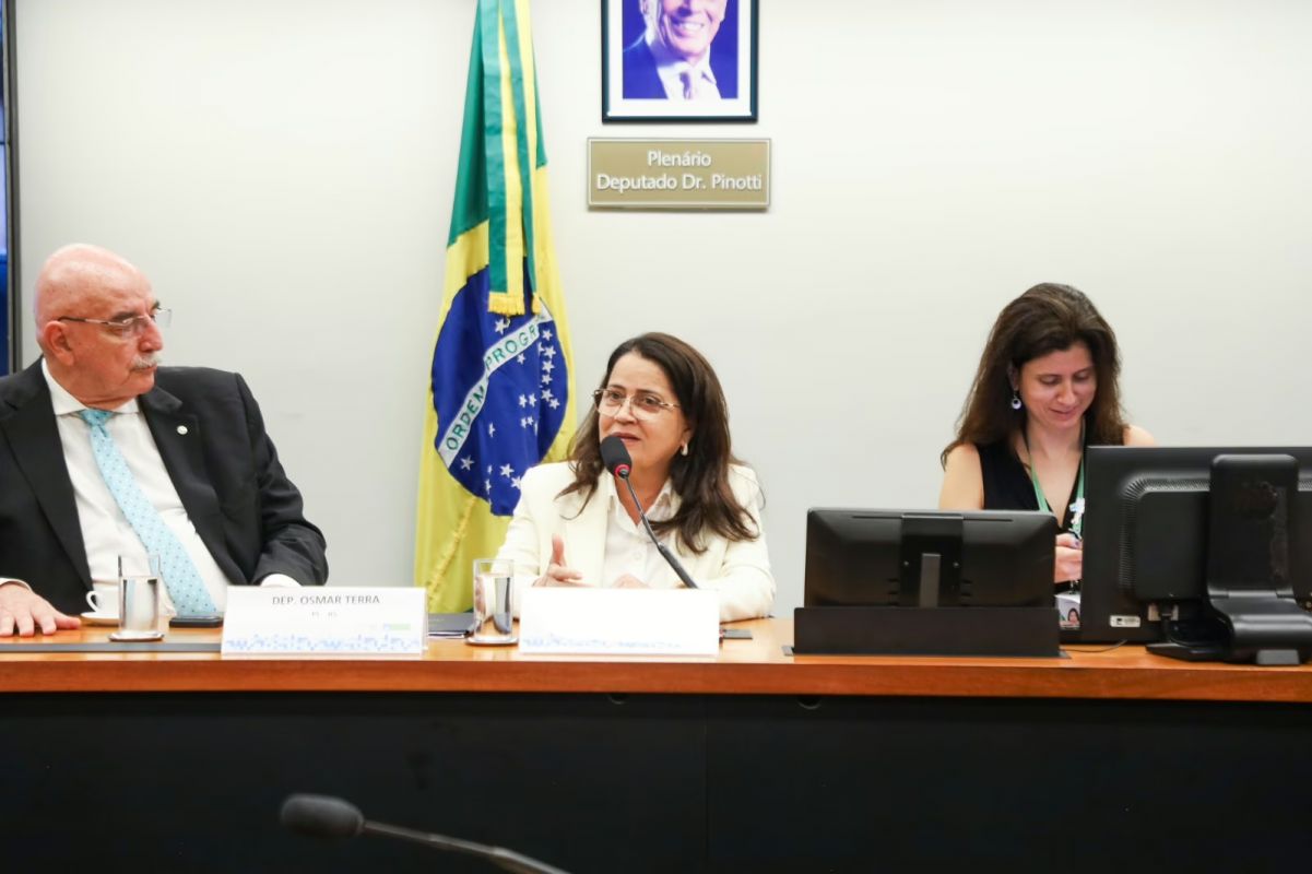 Deputada Rosângela Reis é eleita vice-presidente da Comissão de Saúde da Câmara Federal