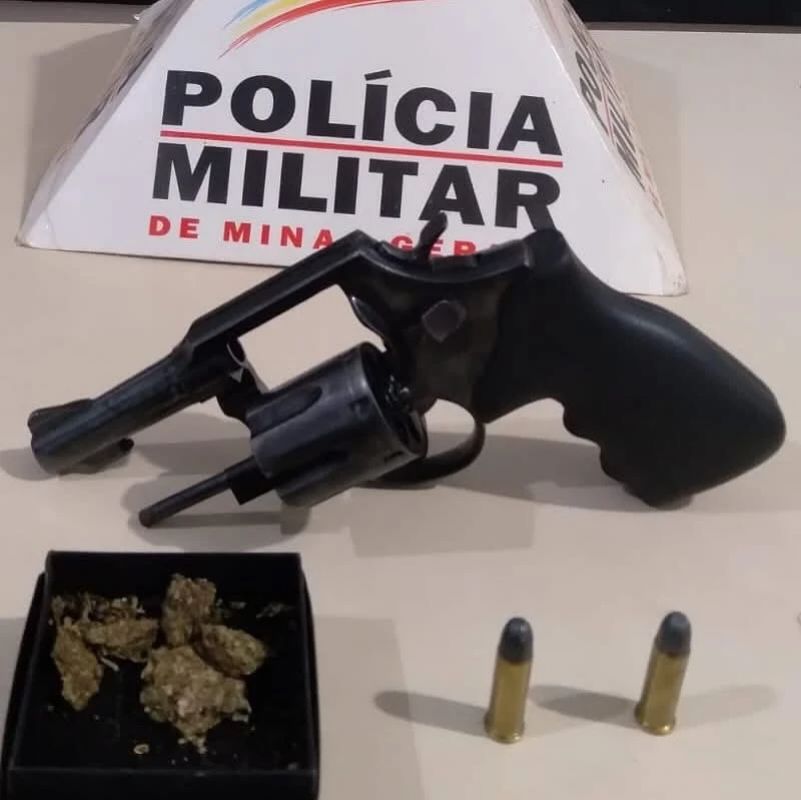 Arma e drogas são apreendidas durante operação da PM em Imbé de Minas