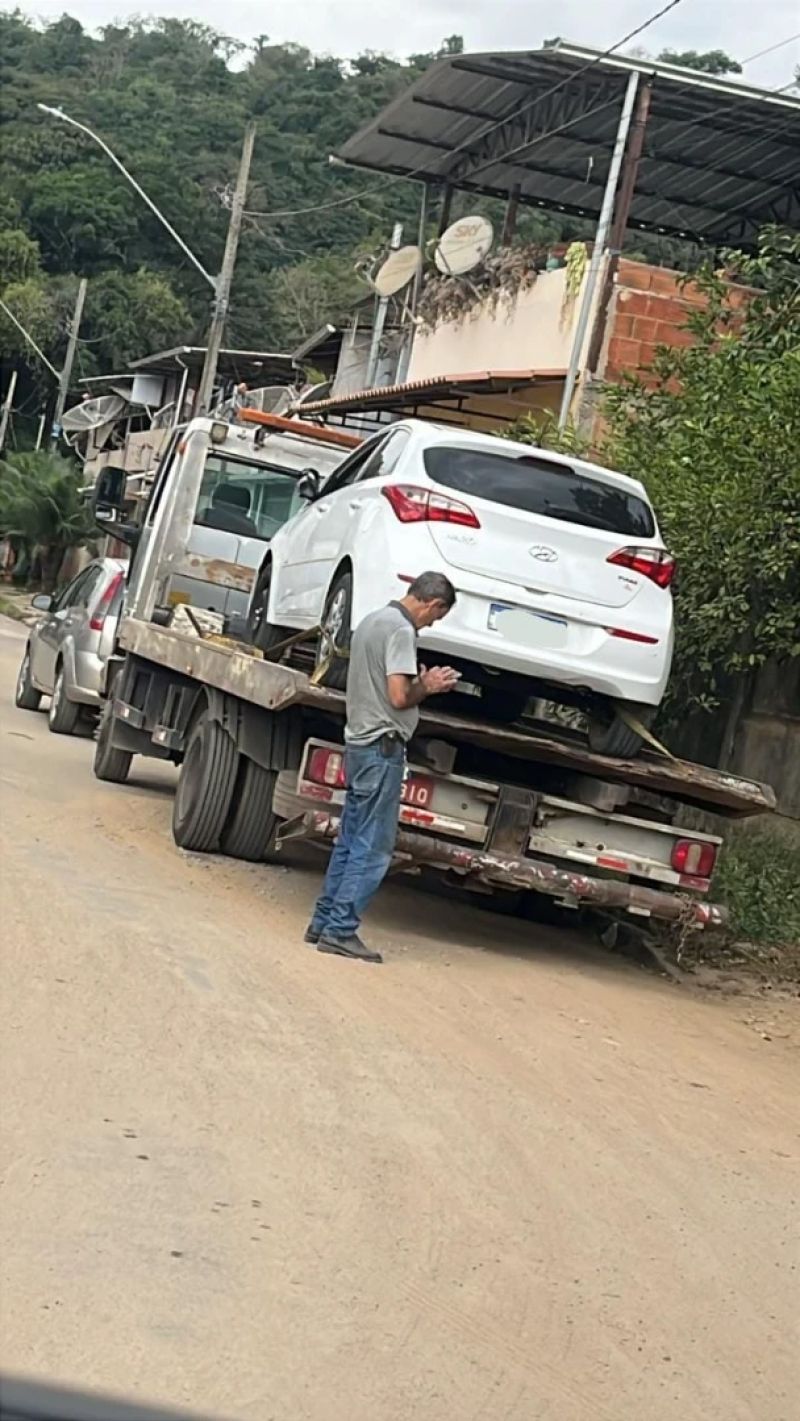 Jovens são presos com carro roubado em Coronel Fabriciano