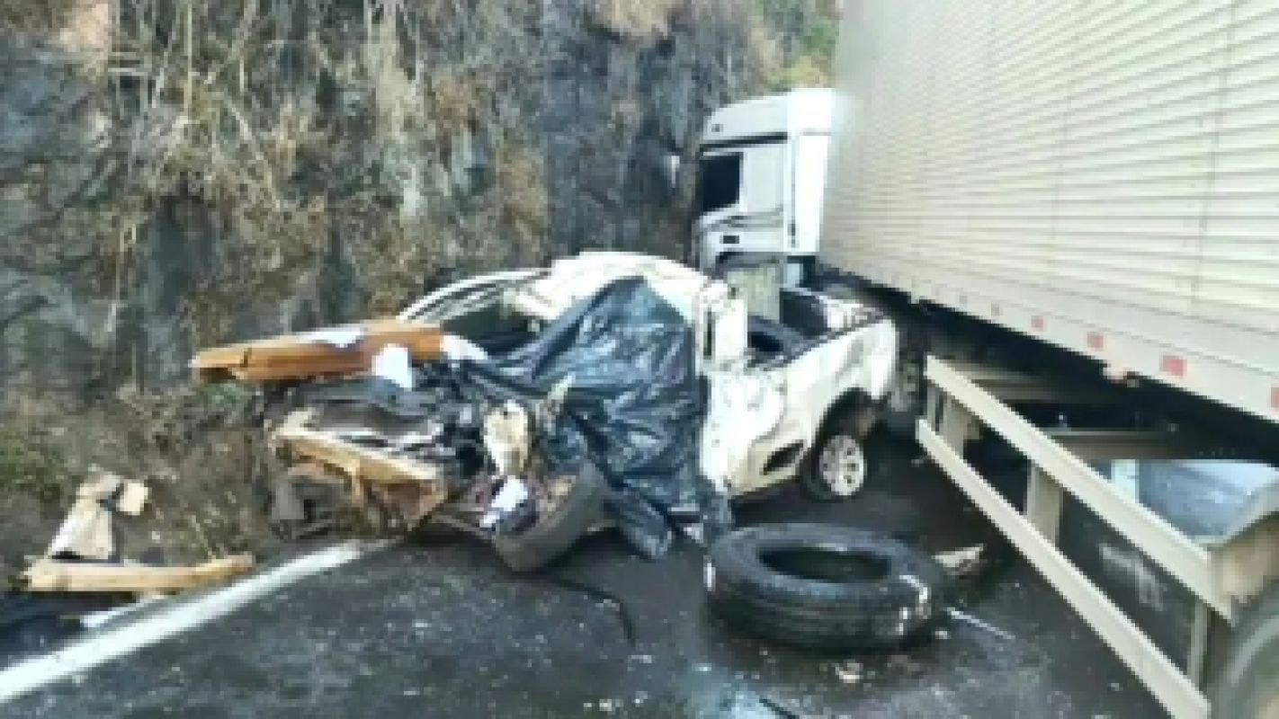 Idoso de 68 anos morre após batida entre picape e carreta na BR-381, em João Monlevade