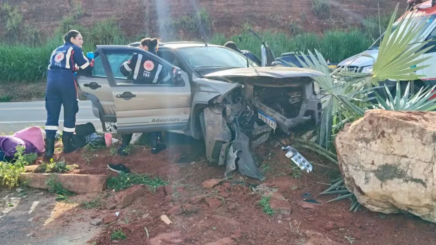 Acidente na BR-116 em MG deixa mãe e filho mortos; duas pessoas ficaram gravemente feridas