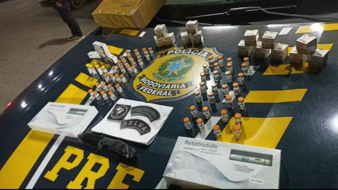PRF apreende medicamentos irregulares para perda de peso em ônibus na BR-116, em Manhuaçu