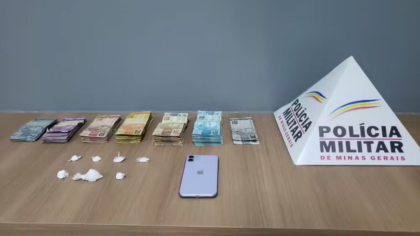 Polícia Militar apreende mais de R$ 17 mil em ação contra o tráfico em Manhuaçu
