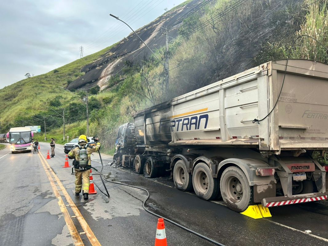 Incêndio em carreta com minério atinge fiação de alta tensão e provoca curto-circuito em Timóteo