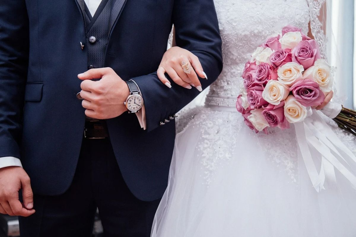 Casais adotam solução criativa; vendem ingressos para casamento e cobrem custos da festa