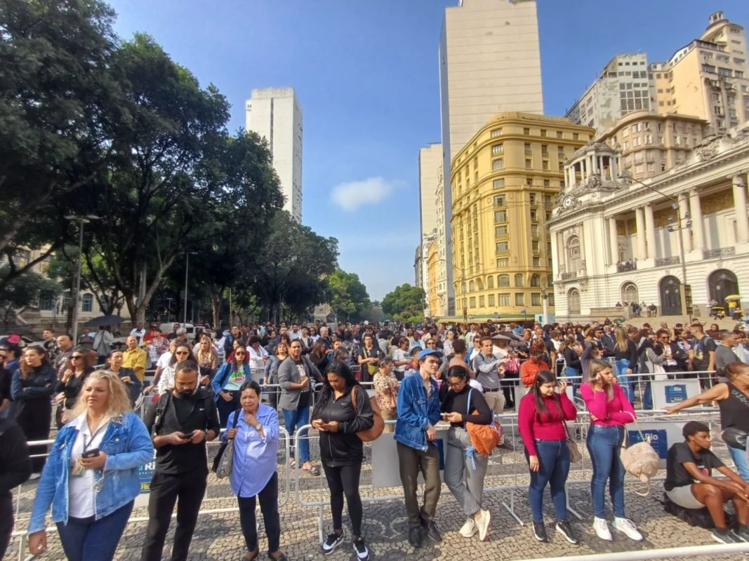 Em clima de comoção, fãs enfrentam fila para se despedir de Preta Gil