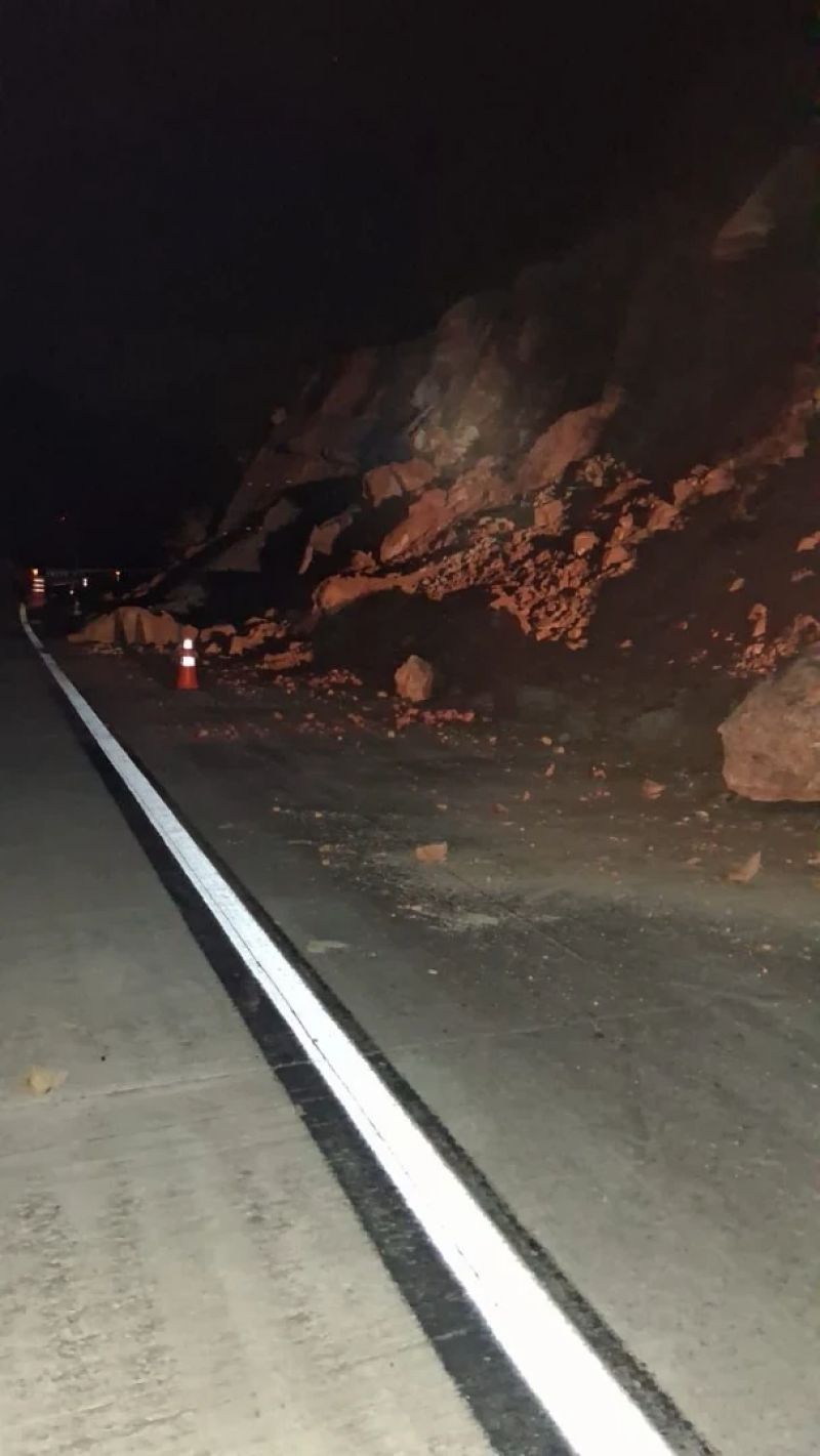 Vídeo: Deslizamento de talude interdita BR-381 em Antônio Dias