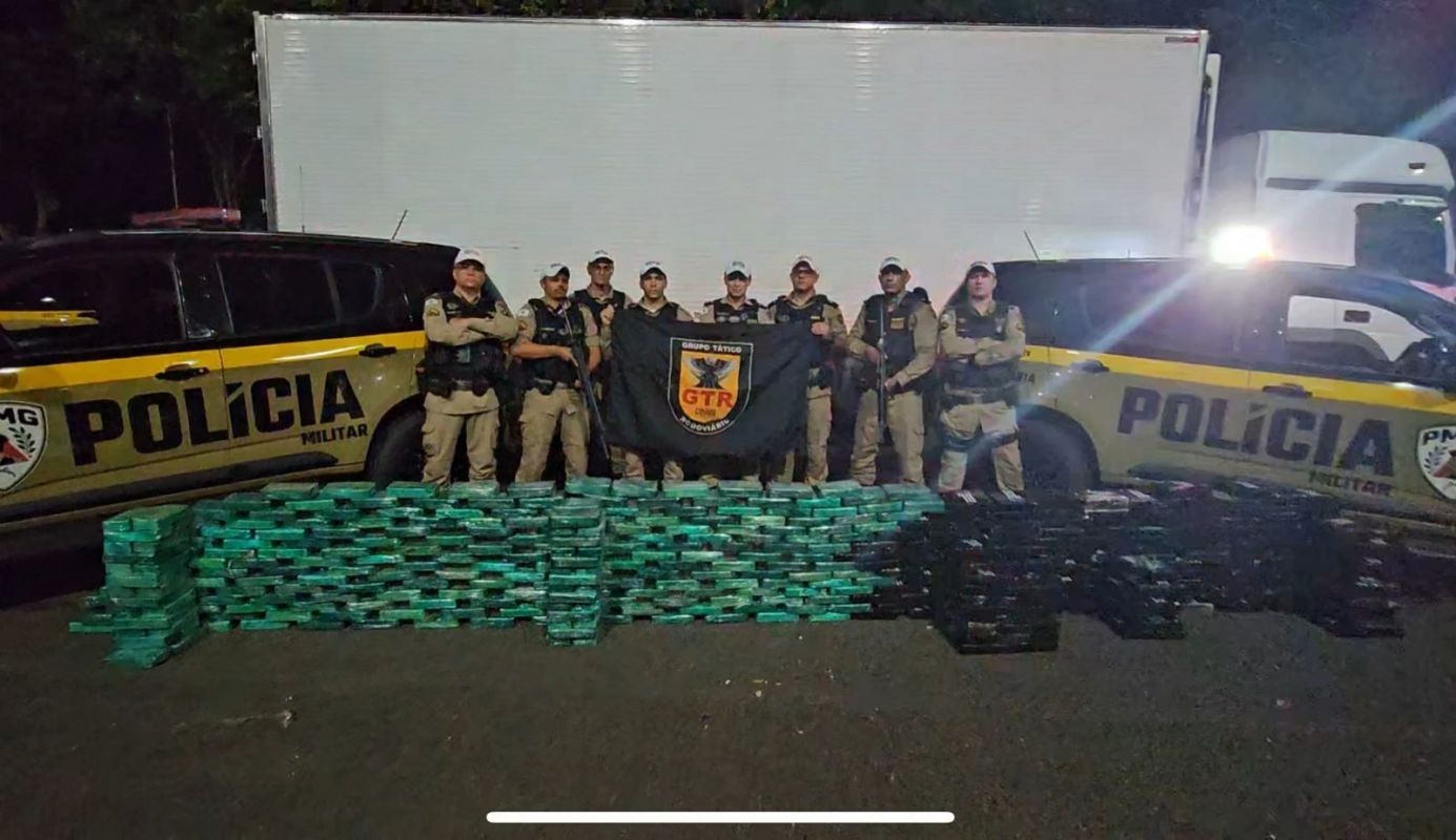  PMRv apreende 521 kg de cocaína escondidos em caminhão de carne na MGC-497