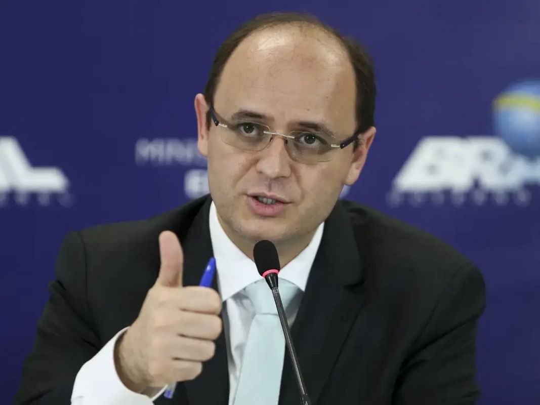 Zema oficializa Rossieli Soares como novo secretário de Educação em Minas