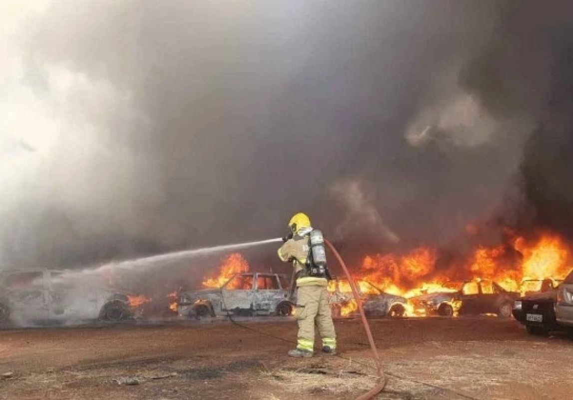 Incêndio destrói 200 veículos em pátio do Detran em MG