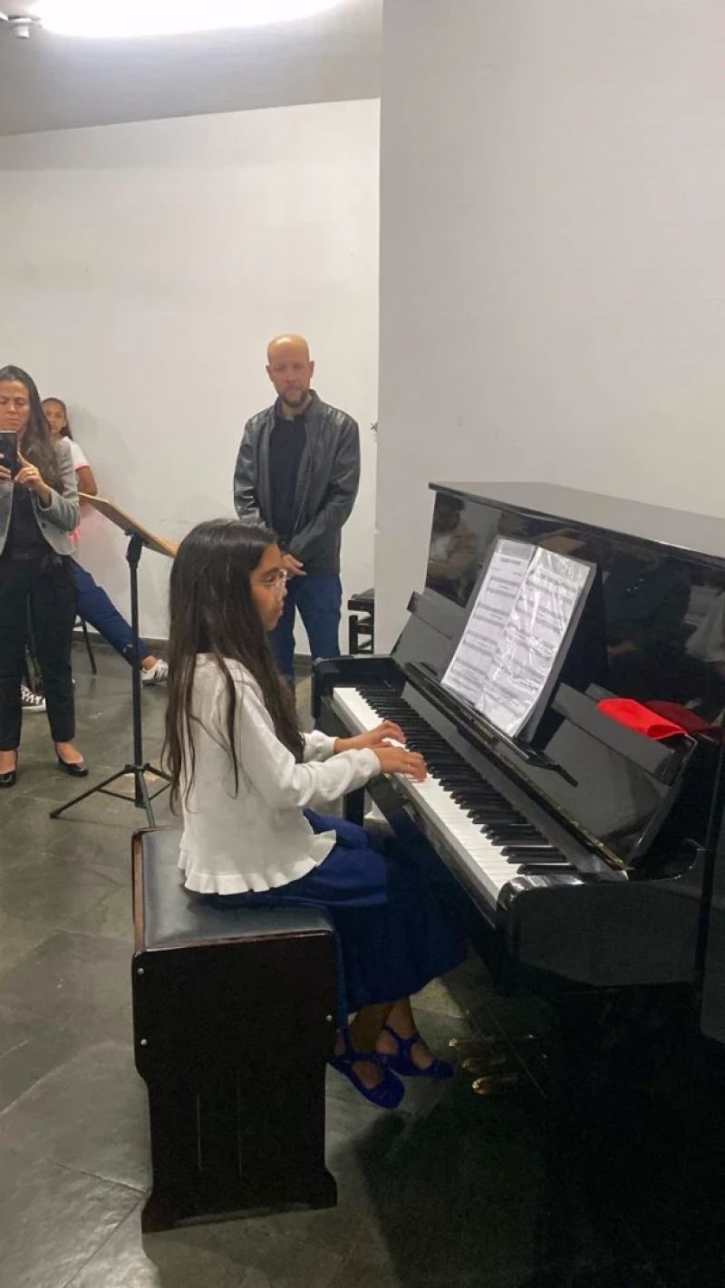 Escola Municipal de Música TOM realiza recital de piano nesta sexta-feira