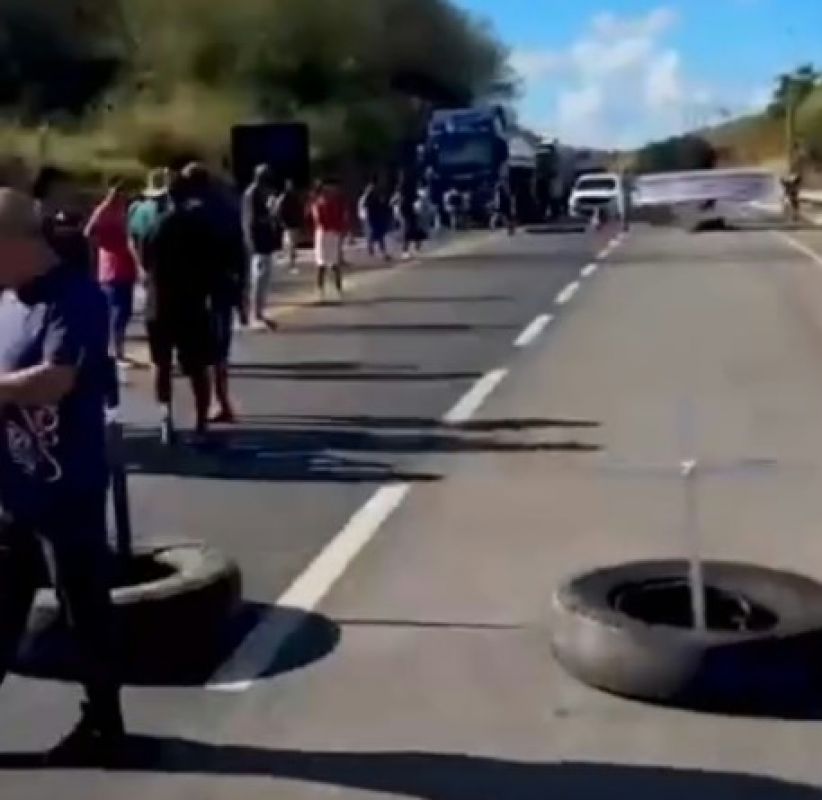 BR-381 é liberada após cinco horas de bloqueio em protesto por segurança viária em Baguari