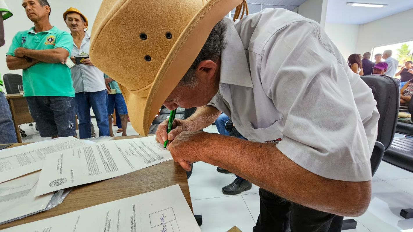 Regularização de propriedades de terra leva cidadania a 213 produtores nesta semana
