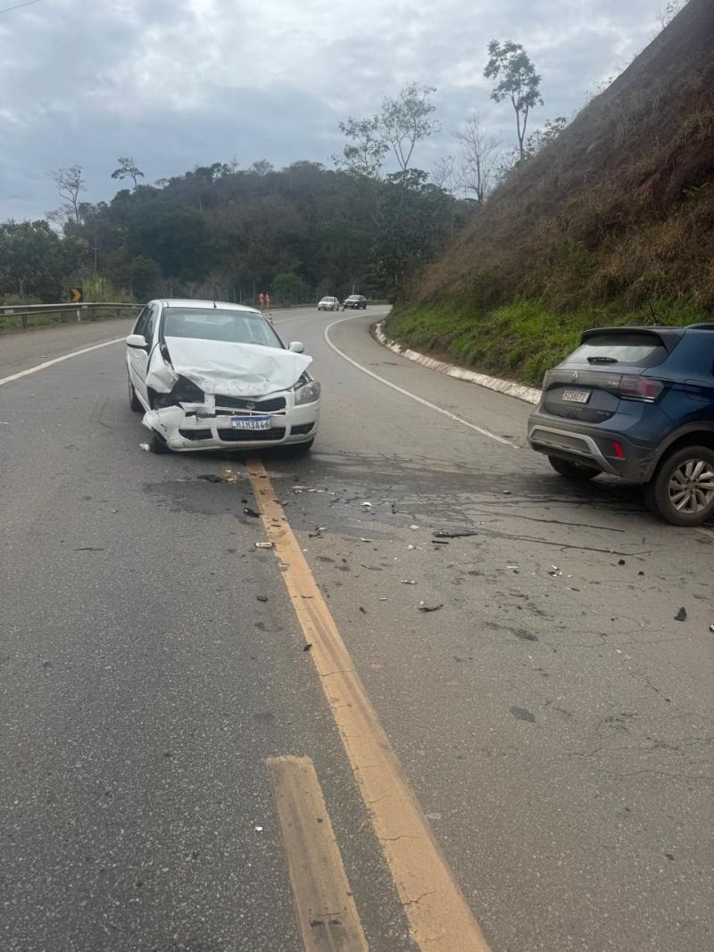 Batida de frente entre dois carros deixa feridos na BR-458 em Iapu