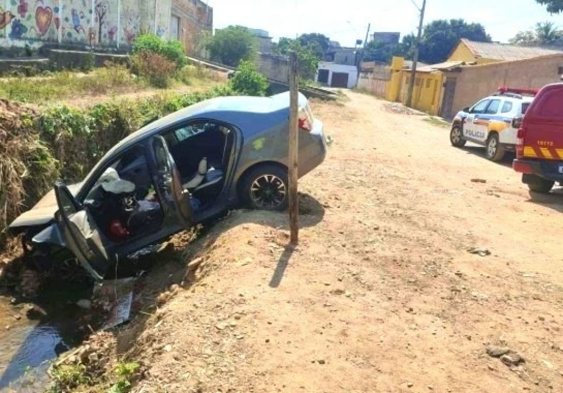 Homem morre de parada cardíaca após cair com carro em córrego em Minas Gerais