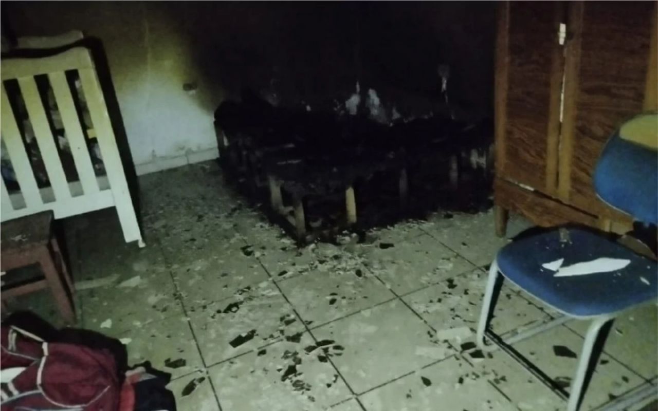 Após briga com esposa, homem incendeia casa e gato morre asfixiado