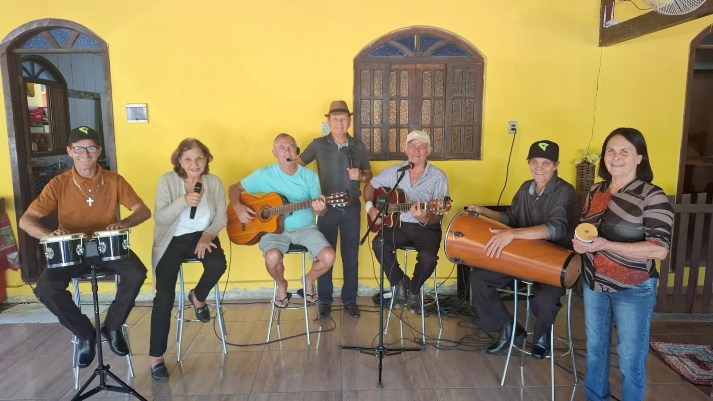 Seresta nas praças celebra amizade e música em Santana do Paraíso