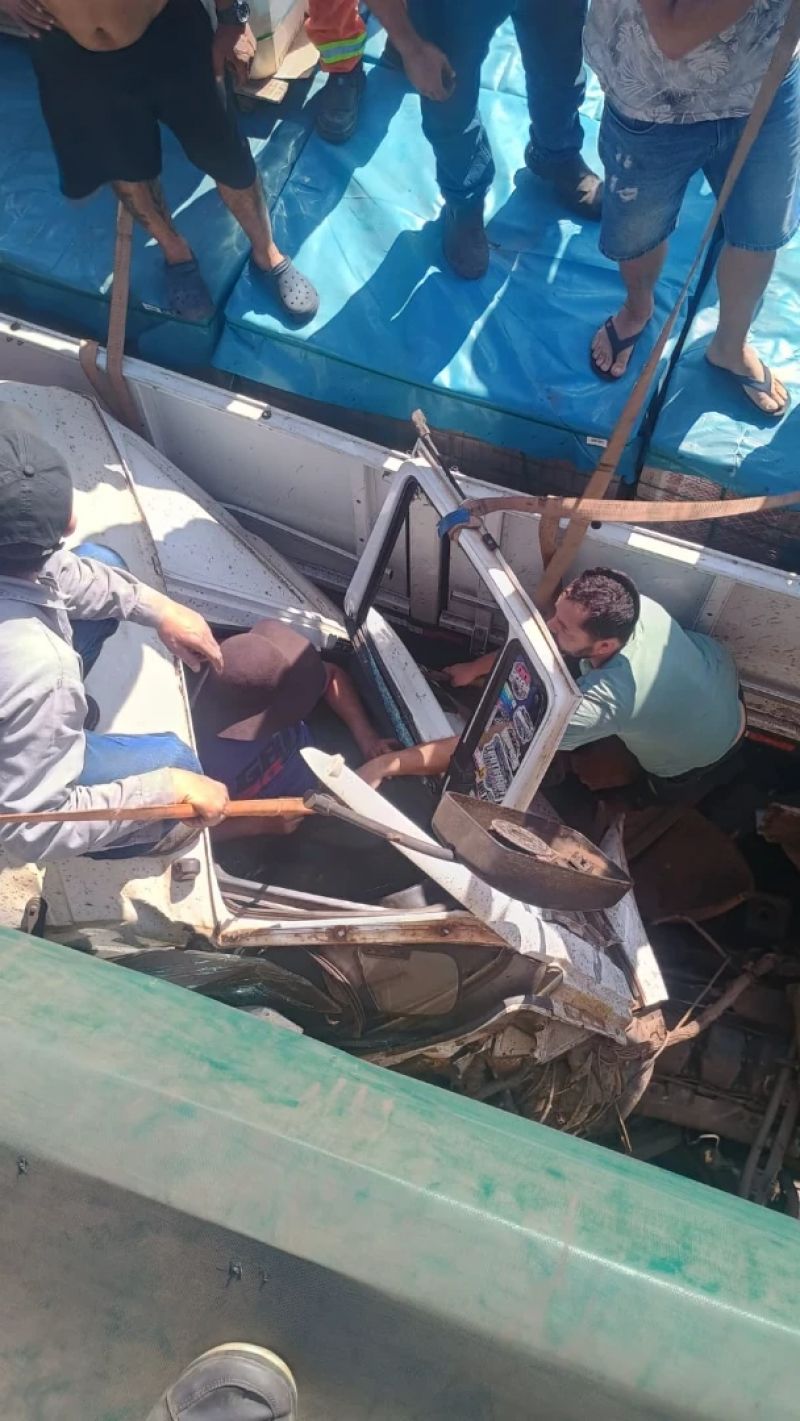 Engavetamento com carretas bloqueia BR-381 em Antônio Dias e deixa ferido