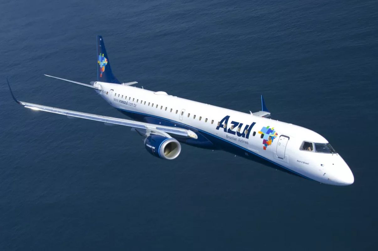 Azul é condenada a indenizar passageira que perdeu voo internacional após atraso