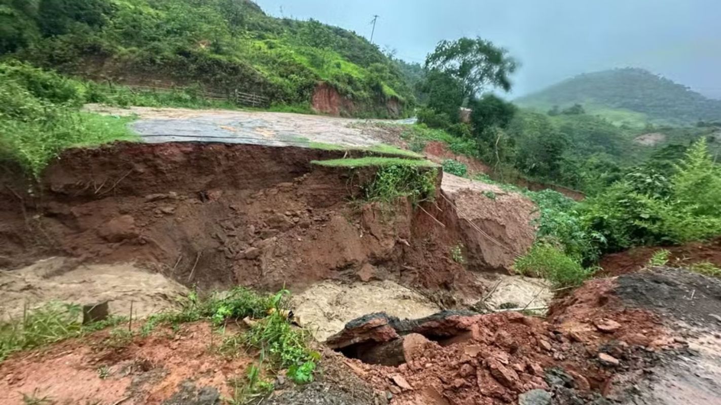  Ponte improvisada desaba após fortes chuvas e ameaça isolar zona rural de Açucena