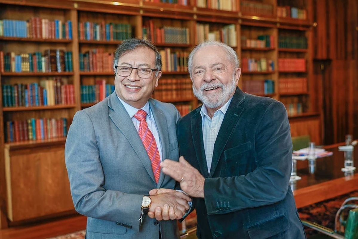 Petro pede ao Brasil extensão do Pix para a Colômbia e critica sanções dos EUA