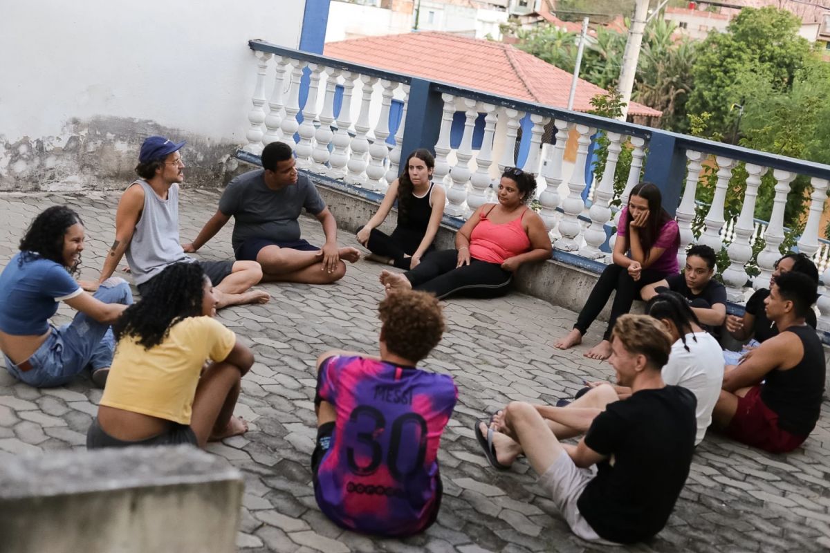 Peça teatral em Antônio Dias mistura comédia e reflexão sobre tecnologia