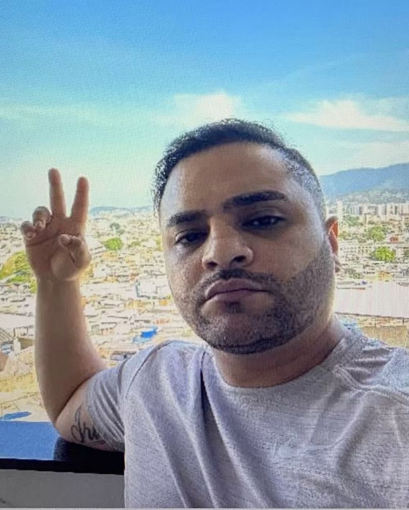  PM do RJ reclama com chefe do tráfico do valor da propina: 'Você vende pra caramba, favela grande, e só manda isso aí?'