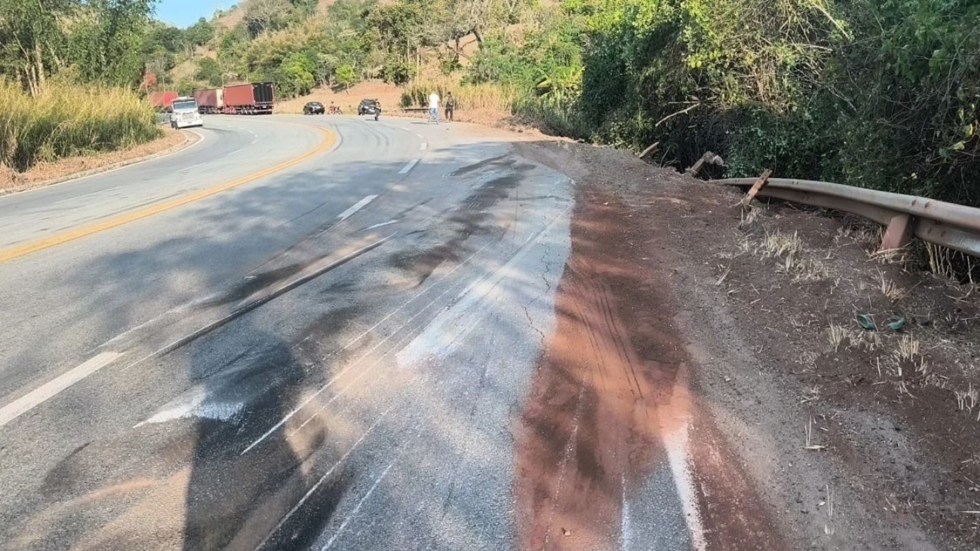 Carreta carregada de minério tomba na MGC-120 em Nova Era e motorista fica ferido