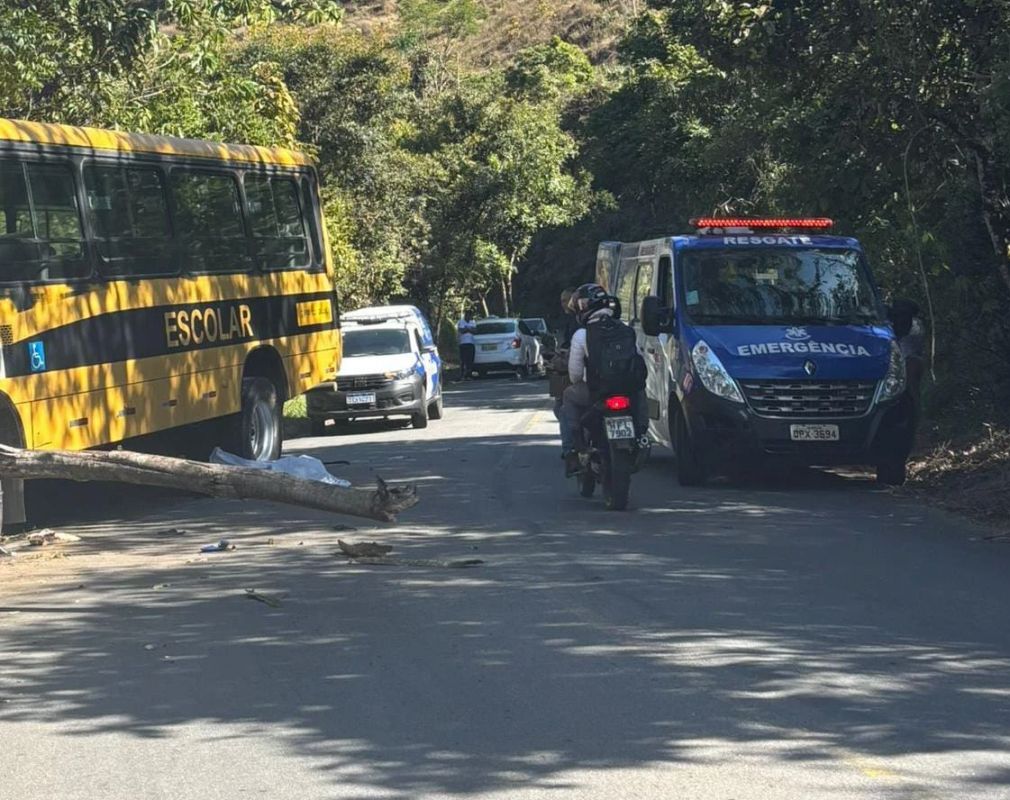 Homem morre após acidente com ônibus escolar e moto em Antônio Dias