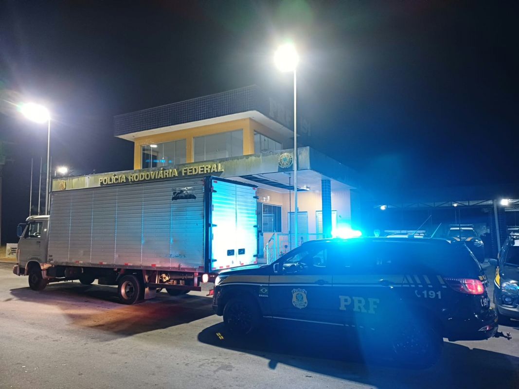 PRF recupera caminhão após perseguição na BR-381, em João Monlevade