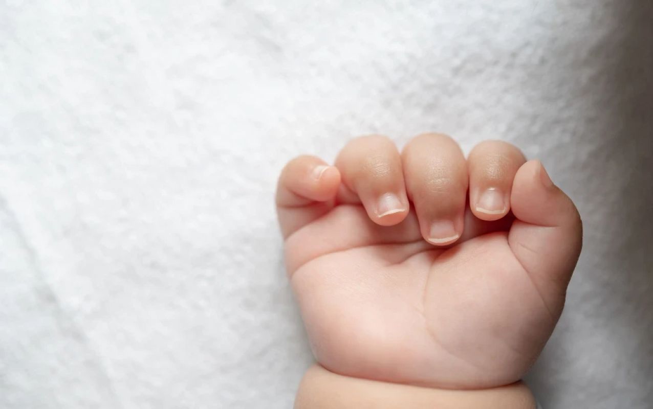 Bebê de 2 meses é resgatada após maus-tratos e abandono em MG