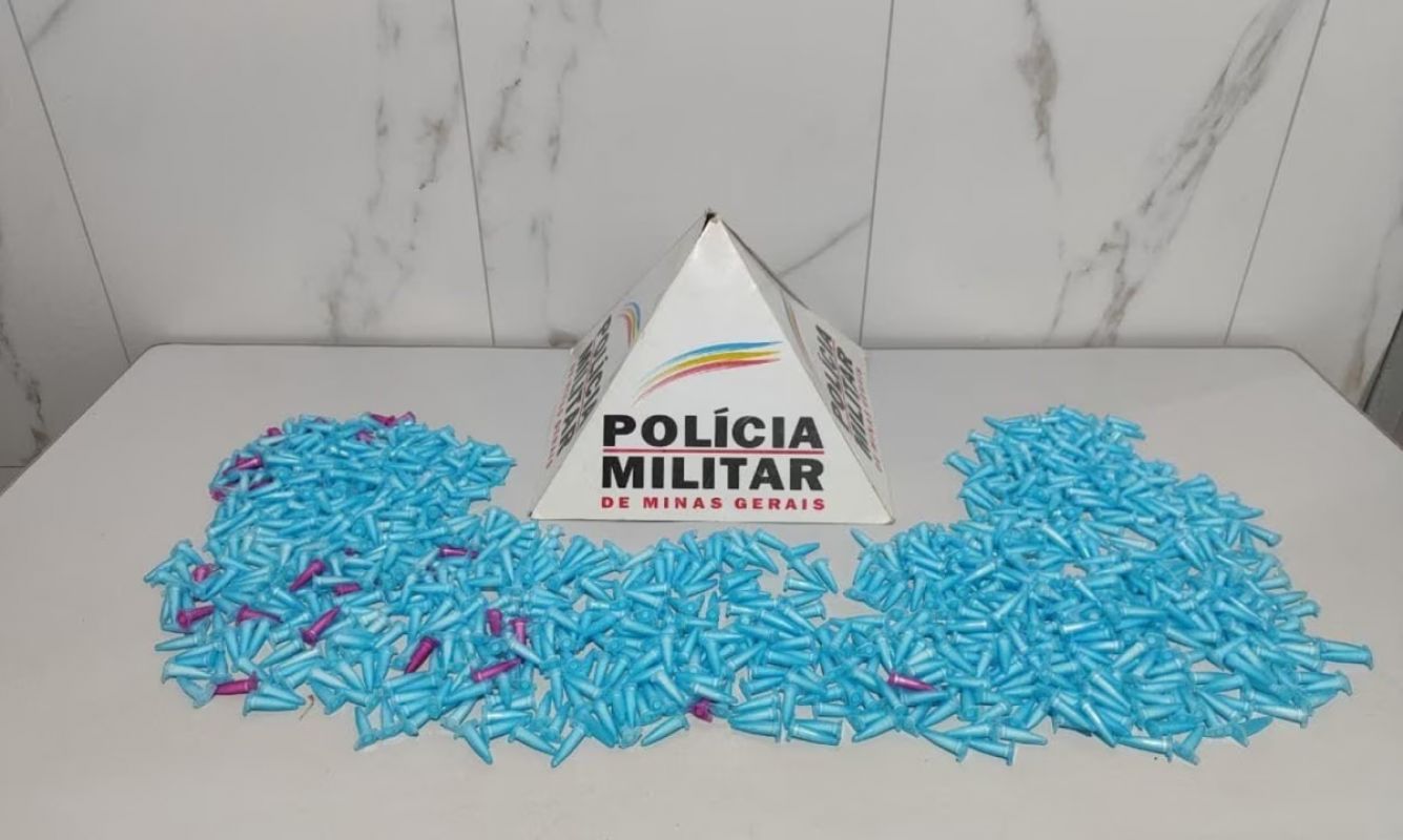 Denúncia anônima leva à apreensão de mais de 900 pinos de cocaína em MG