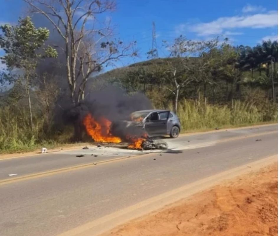 carro e moto batem de frente, pegam fogo e deixam dois mortos na LMG-823