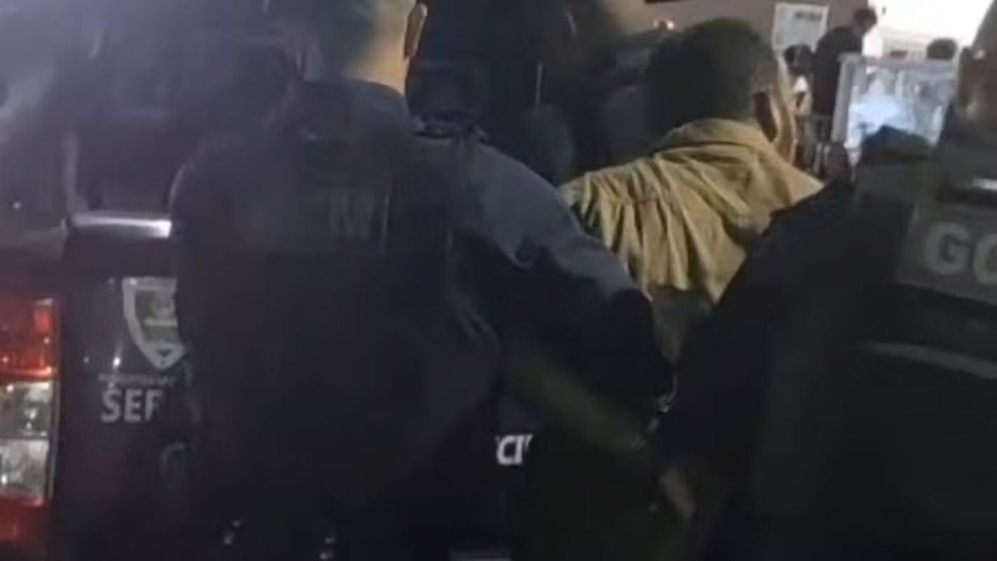 Homem invade igreja durante missa, derruba hóstias e ameaça padre
