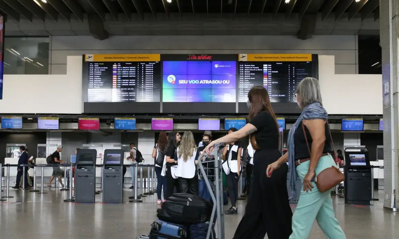  Regras de líquidos em voos viram polêmica após vídeos nas redes sociais; entenda