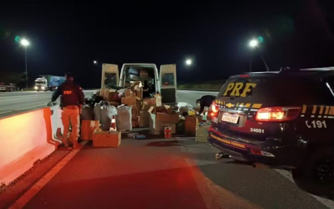 PRF apreende medicamentos para emagrecimento proibidos e mercadorias irregulares na Fernão Dias, em MG