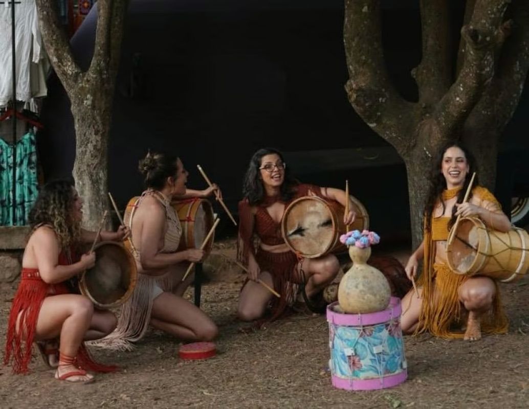 Espetáculo 'Festejas' circula por vales mineiros e estreia em Peçanha com entrada gratuita