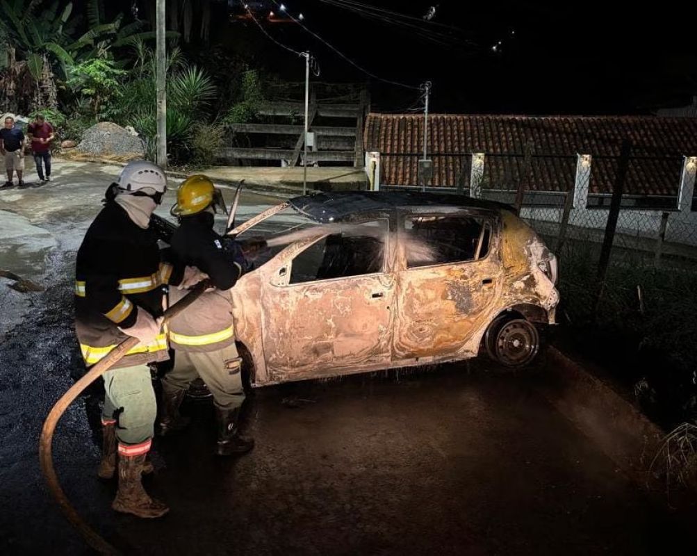  incêndio destrói carro em rua de Santa Bárbara
