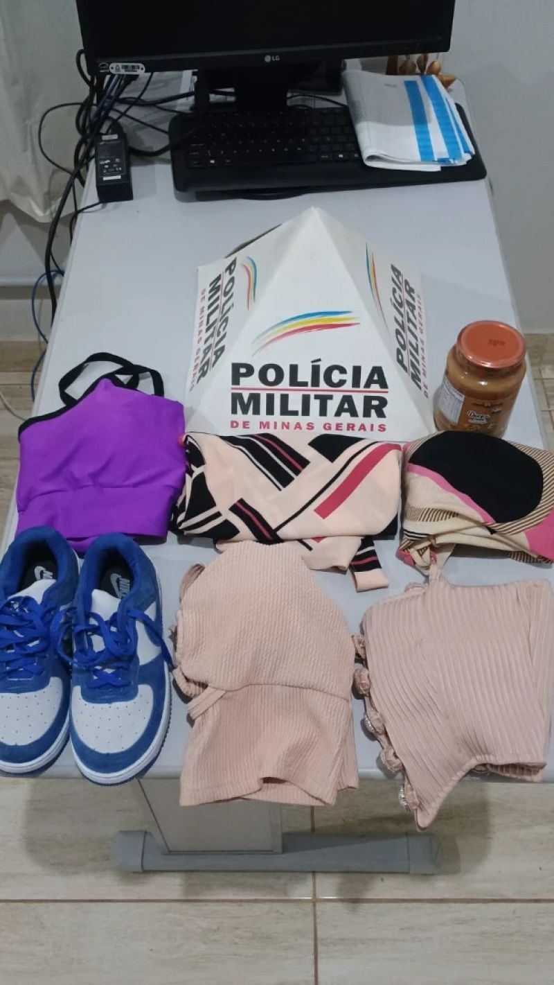 Homem é preso após invadir casa e furtar roupas e doces em Córrego Novo