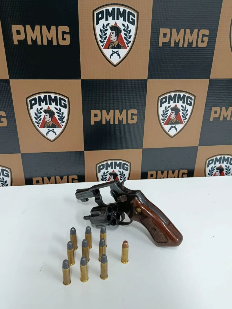 Adolescente é apreendido com arma e munição após denúncia sobre plano de homicídio em Coronel Fabriciano