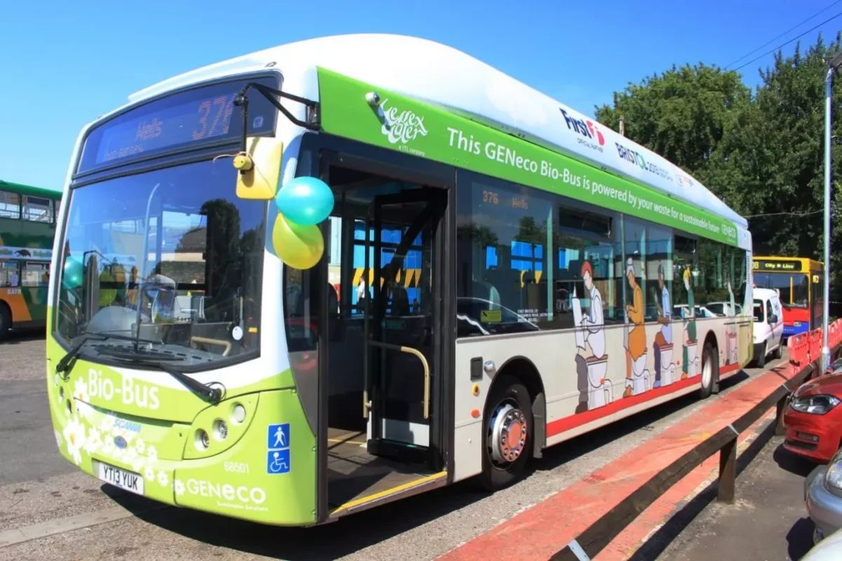 Ônibus movido a fezes já percorreu 14 mil km e reduz CO₂ em 80% em Barcelona