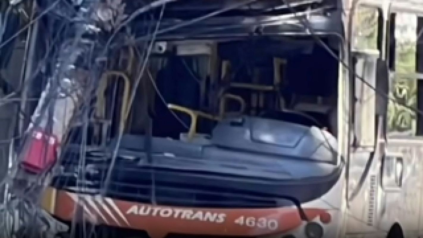 Ônibus atinge poste e trecho é interditado perto do Cefet-MG em Timóteo